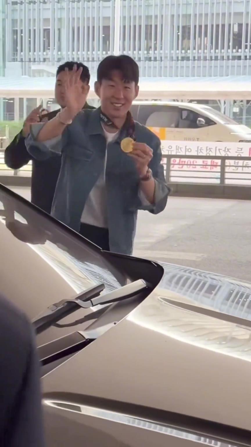 衣錦還鄉！孫興慜返回韓國，眾多女球迷讓其把歐聯獎牌戴上